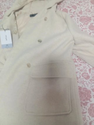 Abrigo beige con capucha