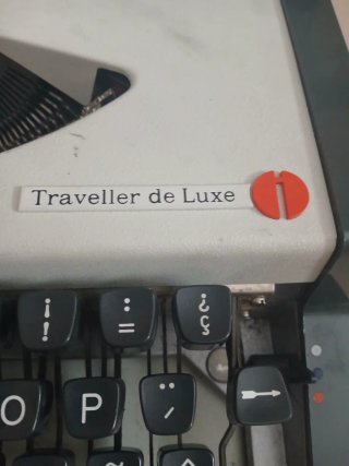 Máquina de escribir Olympia Traveller de Luxe