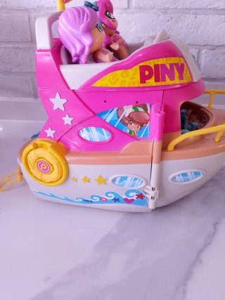 Barco de juguete Piny con muñecas