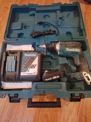 Taladro Makita con cargador y baterías