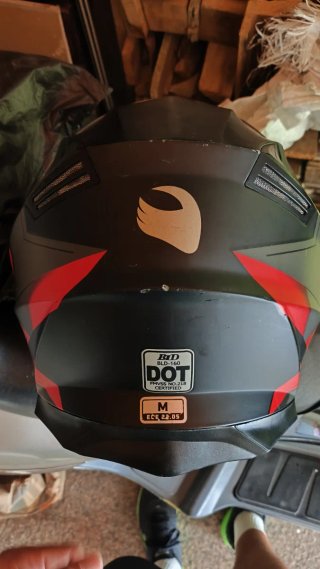 Casco de moto negro y rojo