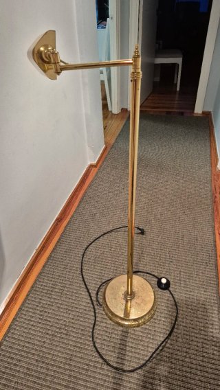 Lámpara de pie dorada