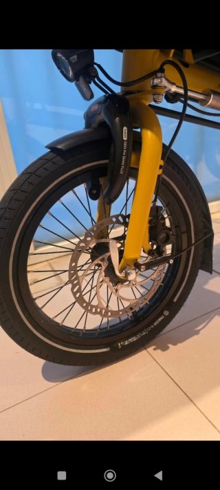Bicicleta eléctrica de carga amarilla