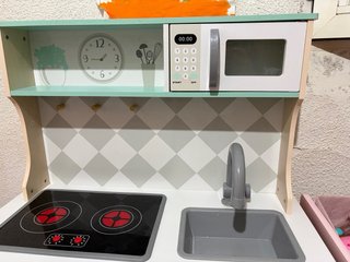 Cocinita de juguete con horno y microondas
