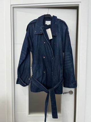 Chaqueta vaquera azul con cinturón