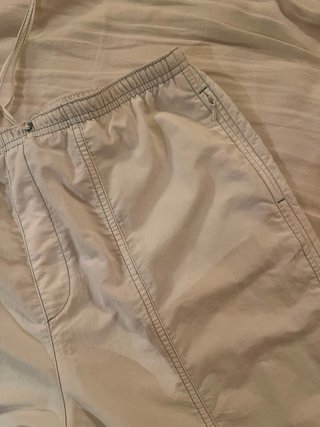 Pantaloni bianchi con cuciture a contrasto