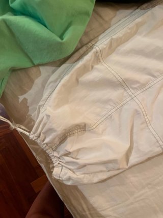 Pantaloni bianchi con cuciture a contrasto