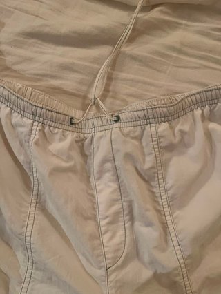 Pantaloni bianchi con cuciture a contrasto