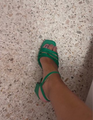 Sandalias Stradivarius tacón plataforma verde