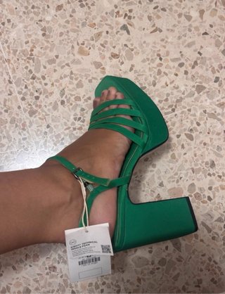 Sandalias Stradivarius tacón plataforma verde