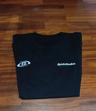 Camiseta Negra Synth Studios