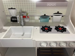Cocinita de madera con accesorios