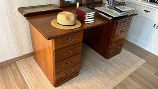 Scrivania in legno con cassetti
