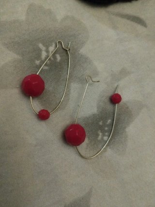 Pendientes largos plateados con cuentas rojas