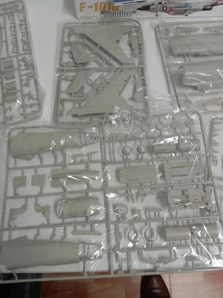 Kitty Hawk 1/48 F-101B Voodoo