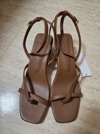 Sandalias de piel marrones sin estrenar.
