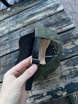 Gorra de hombre verde con logo de cerdo