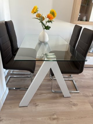 Mesa cristal y 4 sillas cisne marrones