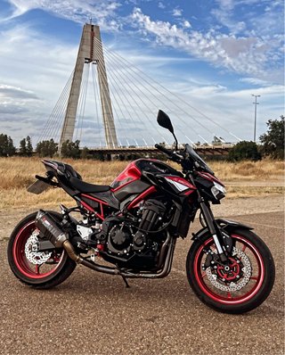 Kawasaki Z900 Naked Negra/Roja (125c)