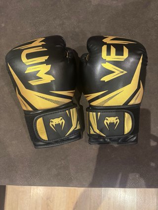 Guantes de boxeo Venum negros y dorados