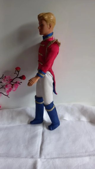 Ken con abito da Barbie & lo schiaccianoci