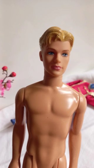 Ken con abito da Barbie & lo schiaccianoci