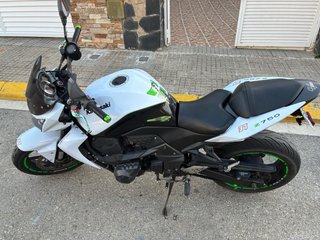 Kawasaki Z750 Naked Blanca y Negra