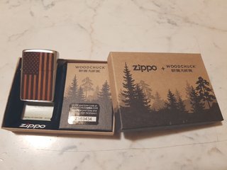 Zippo Woodchuck Bandiera Americana Legno Mogano