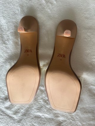 Sandalias Zara tacón transparente beige
