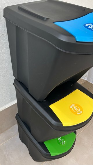 Cubos de basura apilables para reciclar