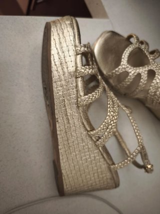 Sandalias cuña doradas Xti