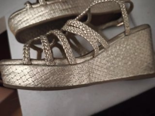 Sandalias cuña doradas Xti