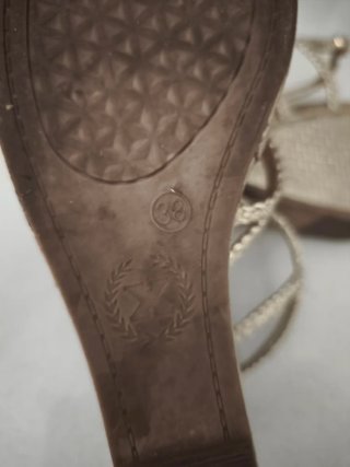 Sandalias cuña doradas Xti
