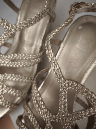 Sandalias cuña doradas Xti