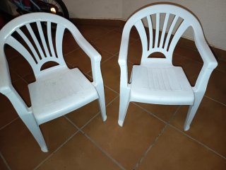 2 Sillones de resina para patio. Tamaño infantil