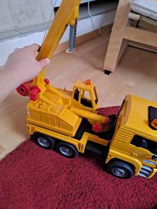 Camion con gru Bruder giallo