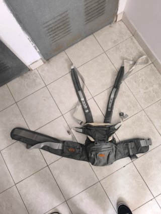 Mochila de porteo ergonómica gris
