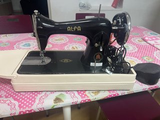 Máquina de coser Alfa con motor eléctrico