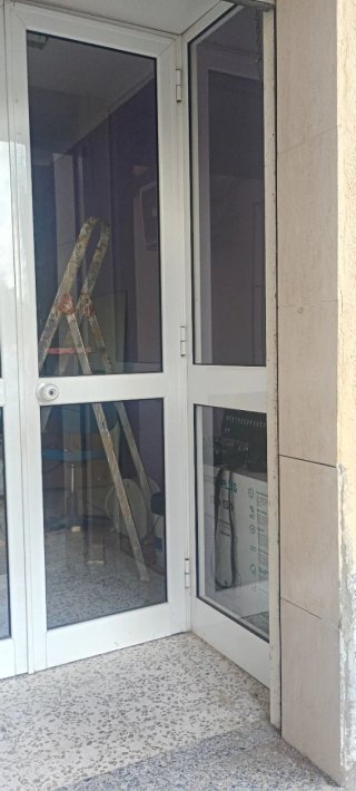 Cierre de aluminio para negocio