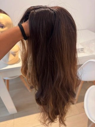 Peluca Pelo Seminatural Morena con Mechas Dorada3