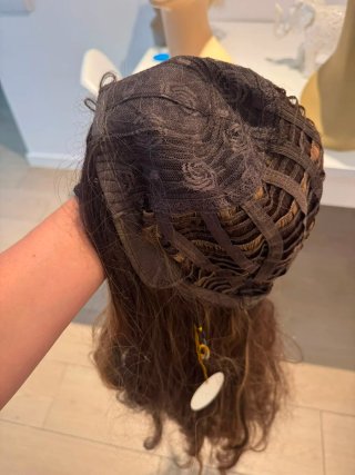 Peluca Pelo Seminatural Morena con Mechas Dorada3