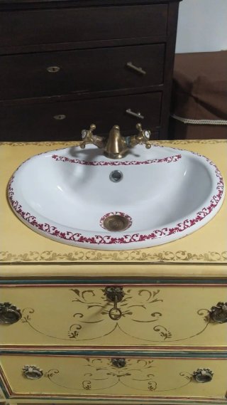 Mueble y lavabo antiguo dorado y blanco