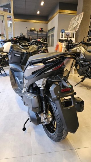 Zontes 125V Scooter Negra y Dorada