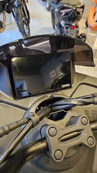 Zontes 125V Scooter Negra y Dorada