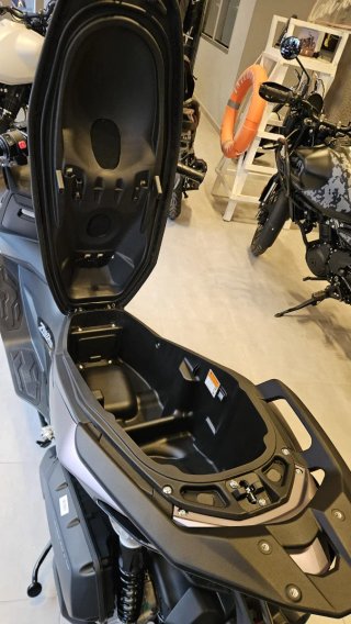 Zontes 125V Scooter Negra y Dorada