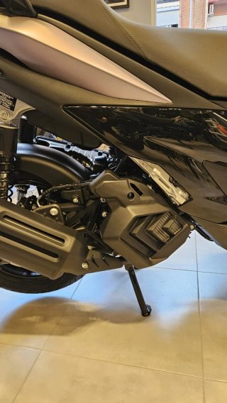 Zontes 125V Scooter Negra y Dorada