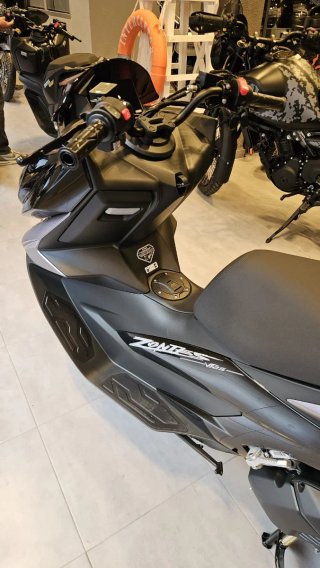 Zontes 125V Scooter Negra y Dorada