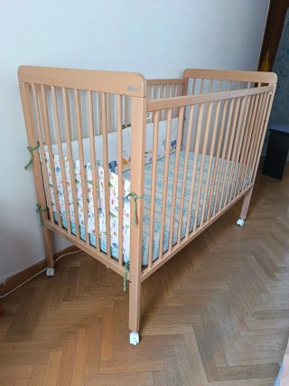 Cuna para bebé + colchón + protector