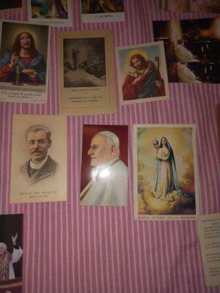 Lotto oggetti sacri: croci, libro, immagine