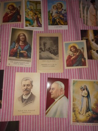 Lotto oggetti sacri: croci, libro, immagine